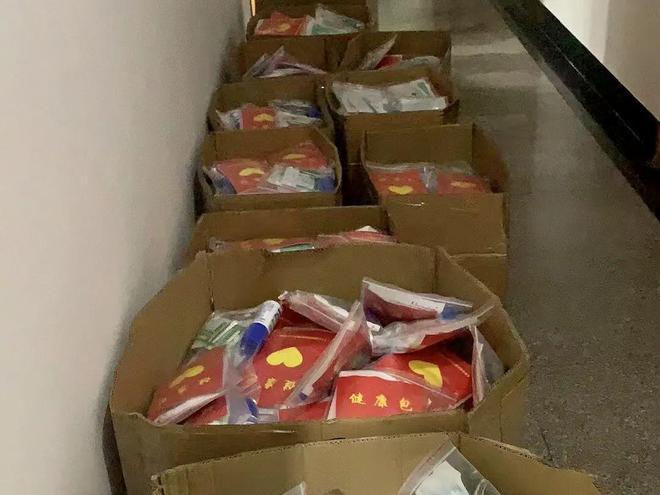 永春桃城镇送上小小健康包重点人群防疫有医靠